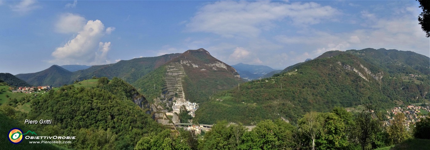 75 Da Benago di Sedrina vista sulla Corna Rossa (a dx nella foto).jpg